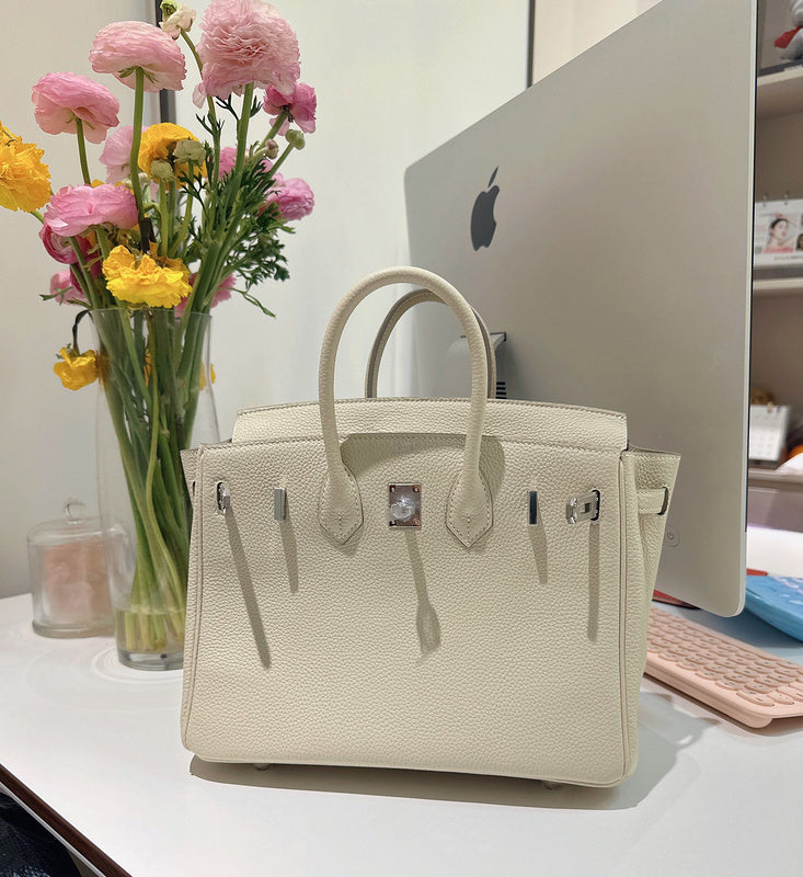 Streamlined handbag styled for everyday wear