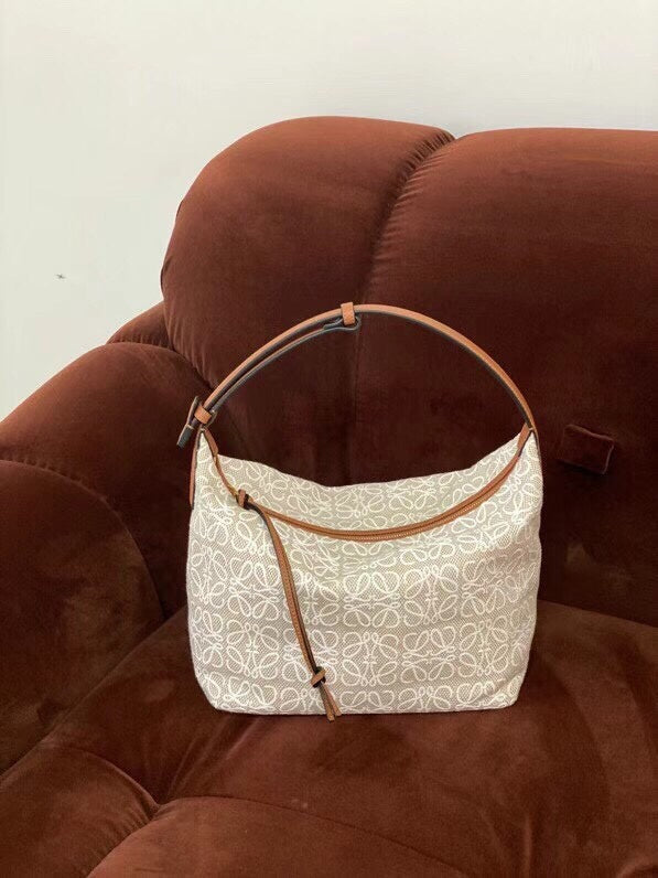 Ziva's Charm handbag – close-up view (27cm*21cm*16.5cm)
