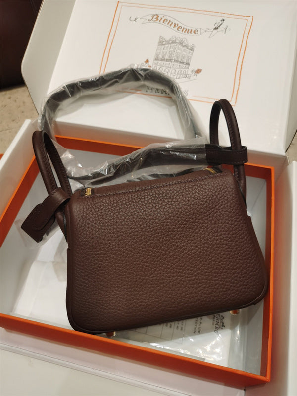  versatile everyday bag styled with outfit 24