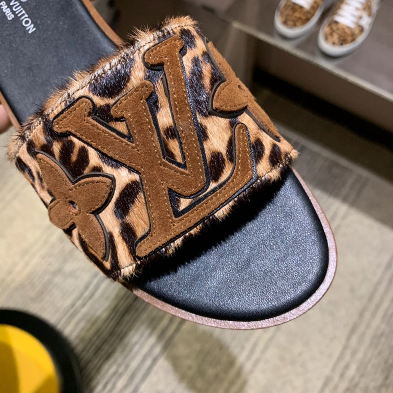 Full silhouette view of Louis Vuitton luxury piece style No.021