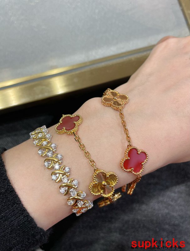 Front view of Van Cleef & Arpels unisex jewelry piece