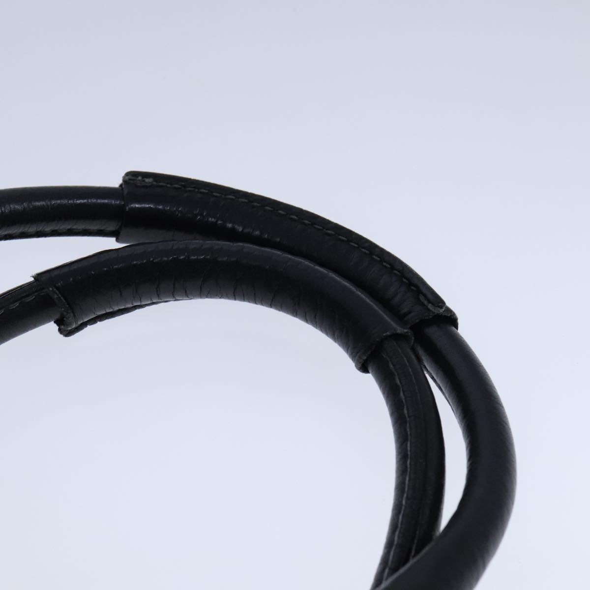 Duvalier elegant leather Handbag close-up detail