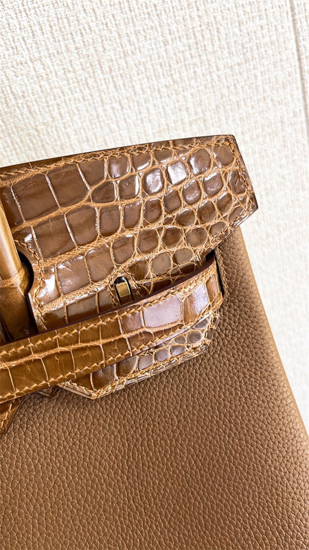  essential everyday bag detail view showing craftsmanship