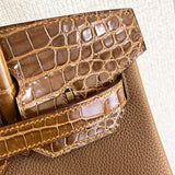  essential everyday bag detail view showing craftsmanship
