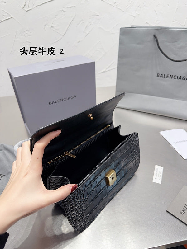 Ziva's Charm handbag – product shot (one versatile size)