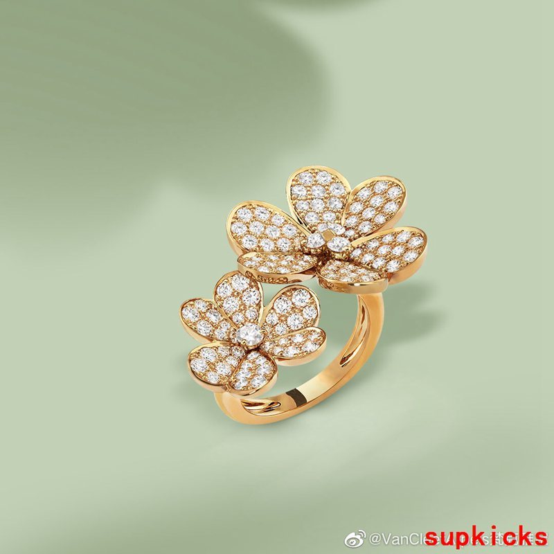 Angled view of Van Cleef & Arpels unisex jewelry piece