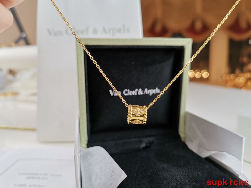 Angled view of Van Cleef & Arpels unisex jewelry piece