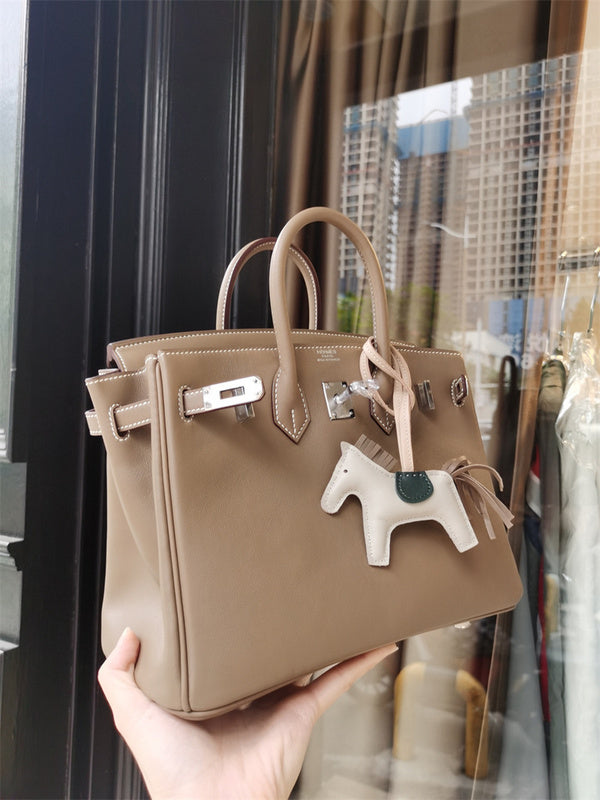  effortless everyday bag detail view showing craftsmanship 8
