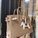  effortless everyday bag detail view showing craftsmanship 8
