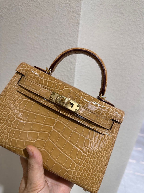  minimalist everyday bag detail view showing craftsmanship 14