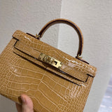  minimalist everyday bag detail view showing craftsmanship 14