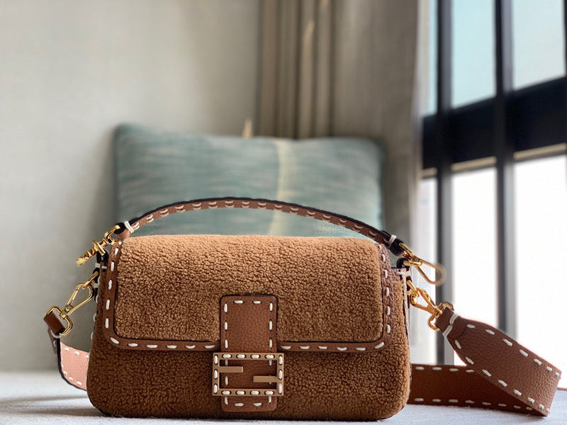 Ziva's Charm handbag – detail view (27cm*6cm*15cm)
