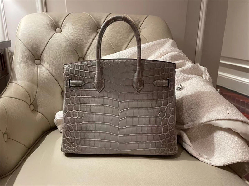  minimalist shopper bag detail view showing craftsmanship 8