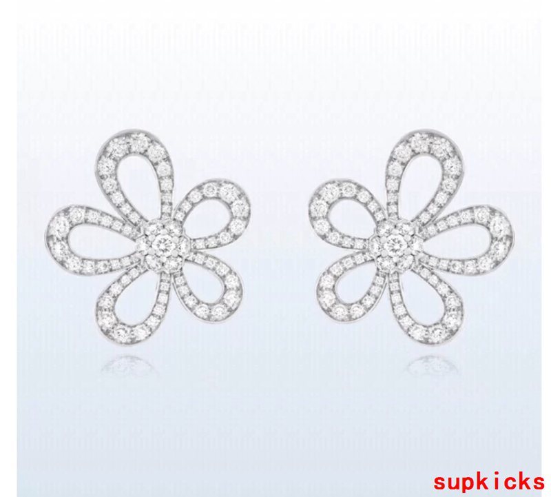 Angled view of Van Cleef & Arpels unisex jewelry piece