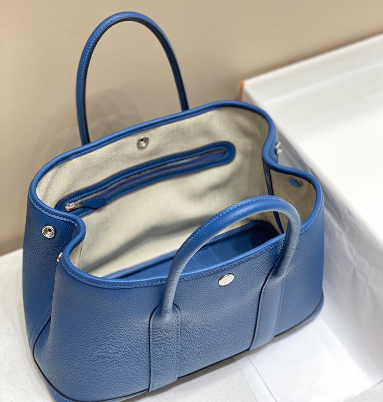 Versatile handbag styled for everyday wear