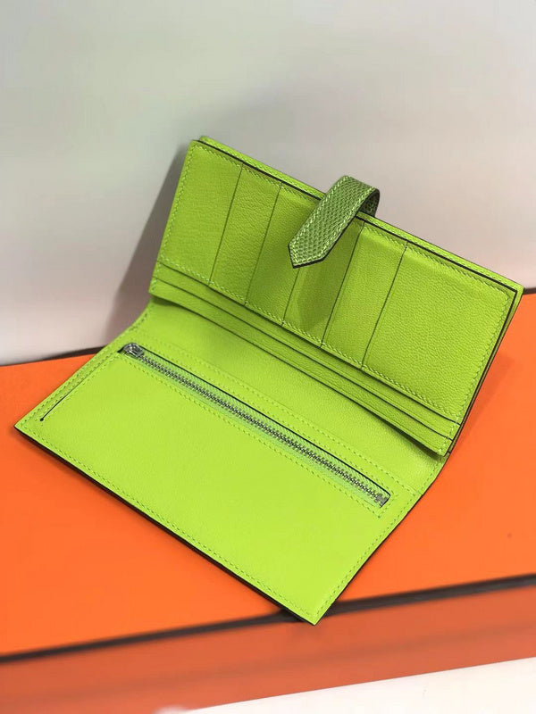 Effortless handbag styled for everyday wear