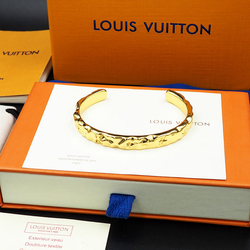 Angled view of Cartier unisex jewelry piece