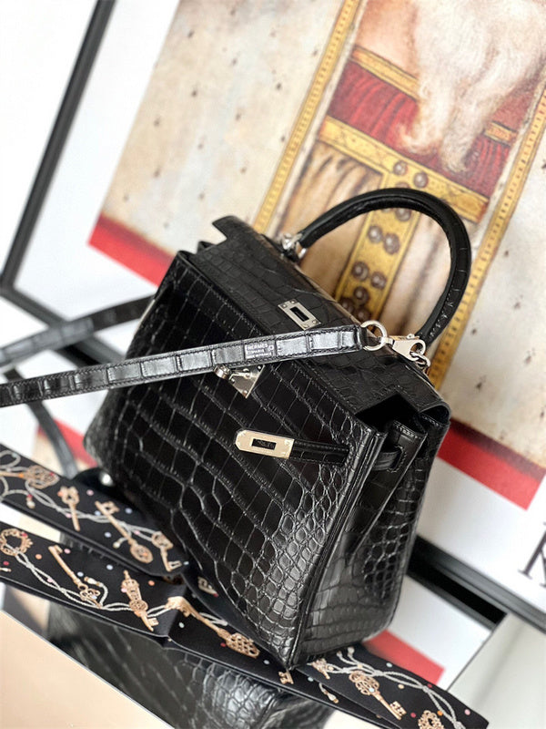  Everyday structured bag carried on shoulder 22