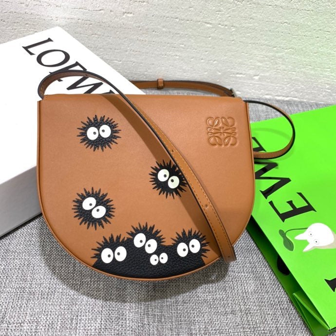 Ziva's Charm handbag – close-up view (17.5cm*15cm*4.5cm)