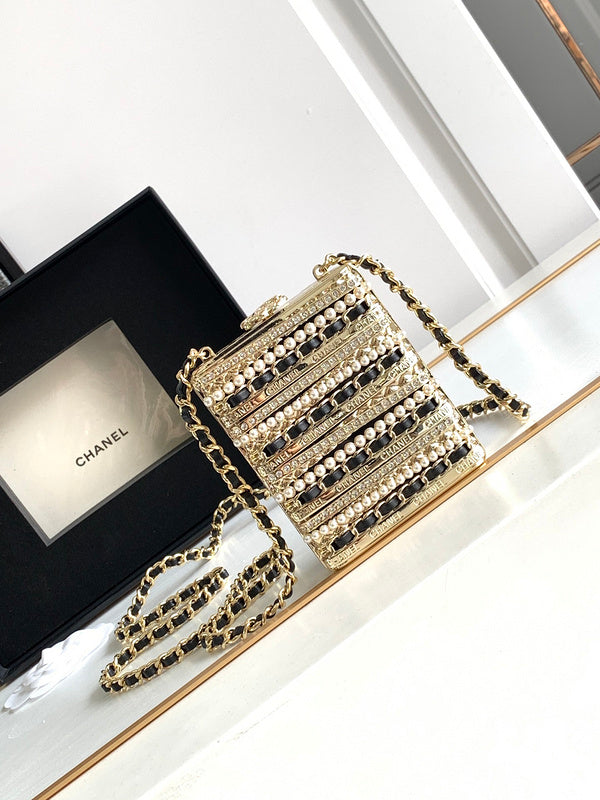 Ziva's Charm handbag – front view (one versatile size)