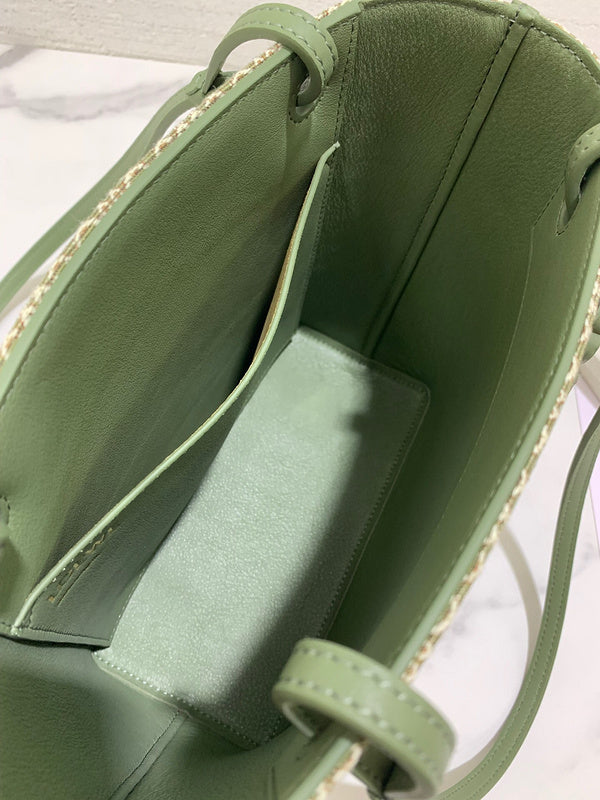 Ziva's Charm handbag – close-up view (21cm*10cm*22cm)