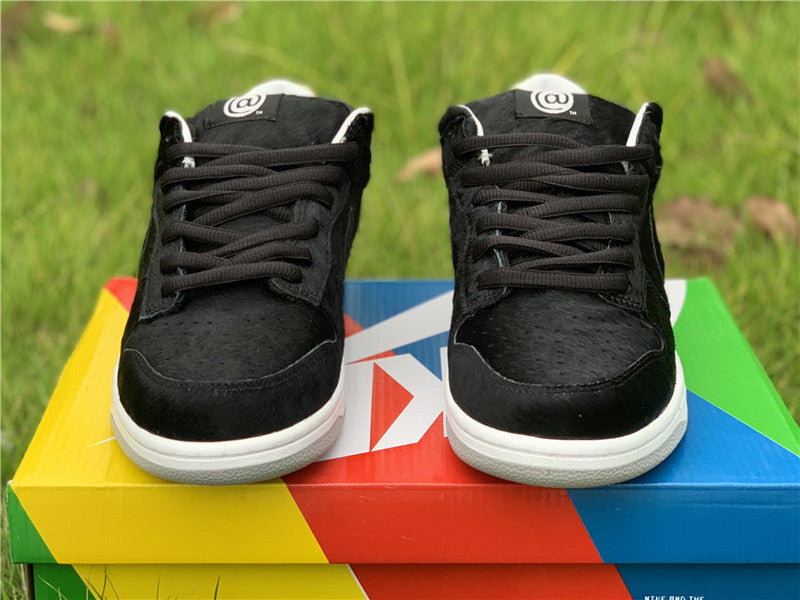 Nike Men's & Women's Designer Lifestyle Shoes — Style 080 angle view