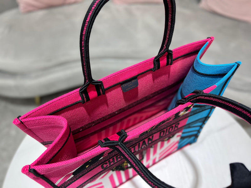 Front view of polished modern women's handbag – women's everyday handbag