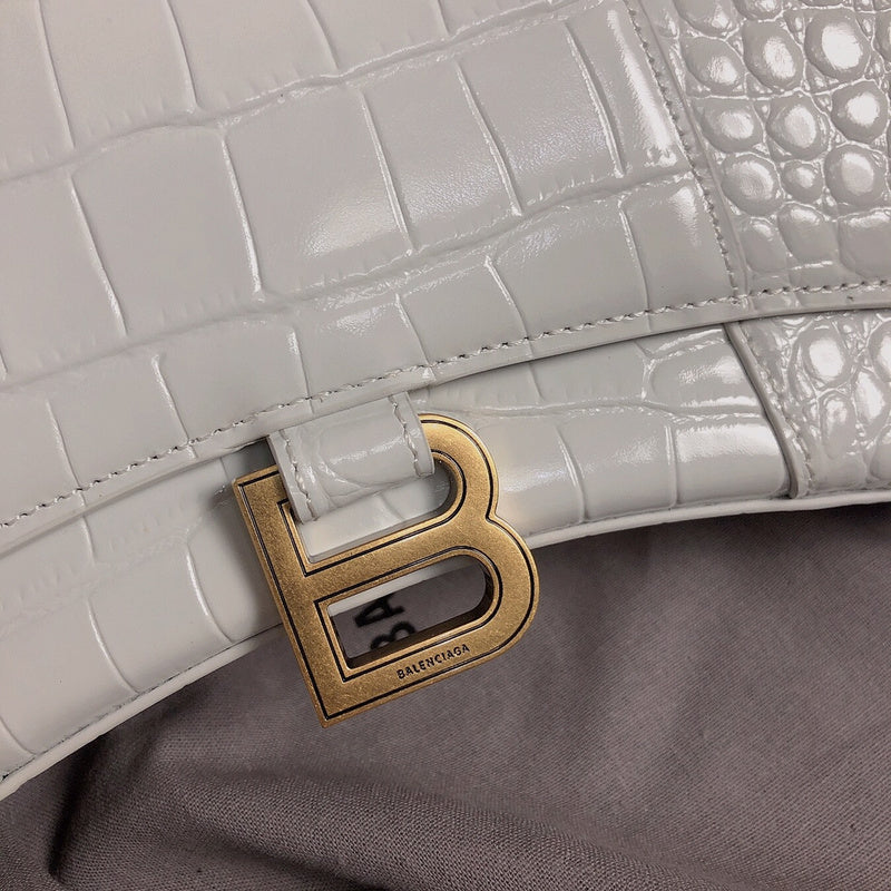 Handle and strap detail of premium classic women's handbag – women's everyday handbag