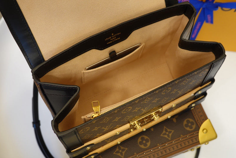 Handle and strap detail of classic modern women's handbag – women's luxury accessory
