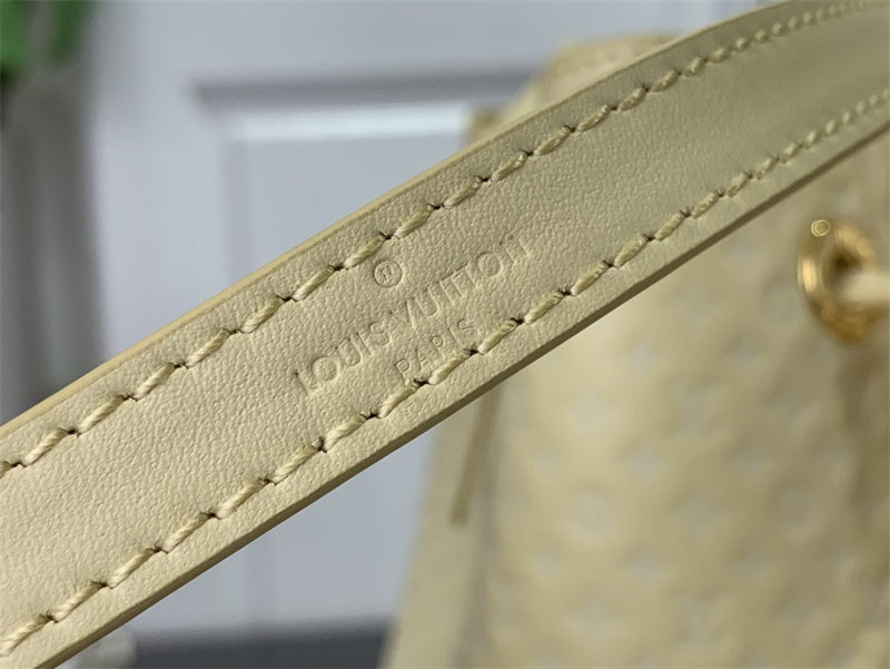  Signature handbag front view 13