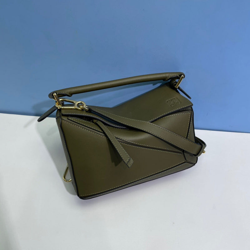 Ziva's Charm handbag – detail view (16.5cm*24cm*10.5cm)