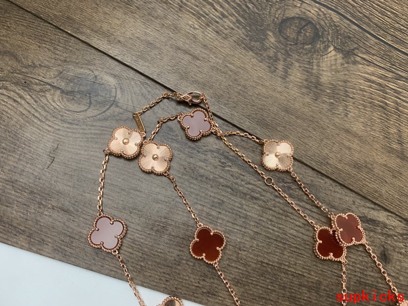 Angled view of Van Cleef & Arpels unisex jewelry piece