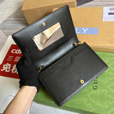 Fluid handbag styled for everyday wear