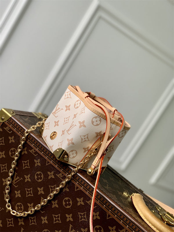  Statement handbag carried on shoulder