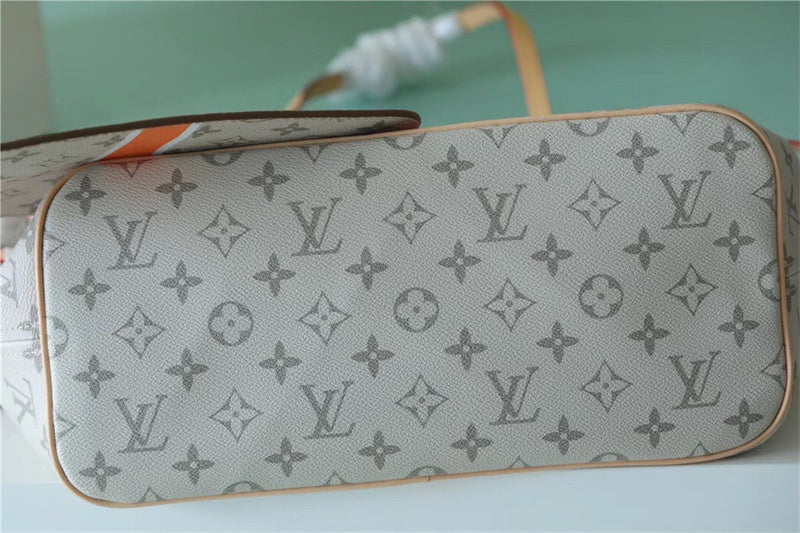  Elegant shopper bag carried on shoulder