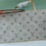  Elegant shopper bag carried on shoulder