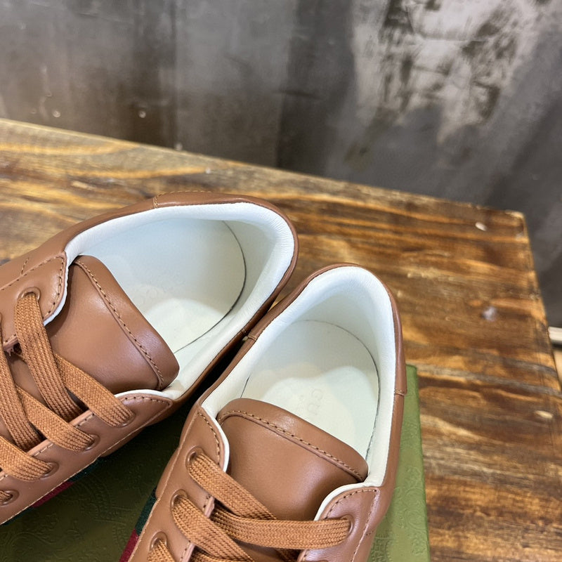 Gucci classic monochrome luxury sneakers view 4 low-top design