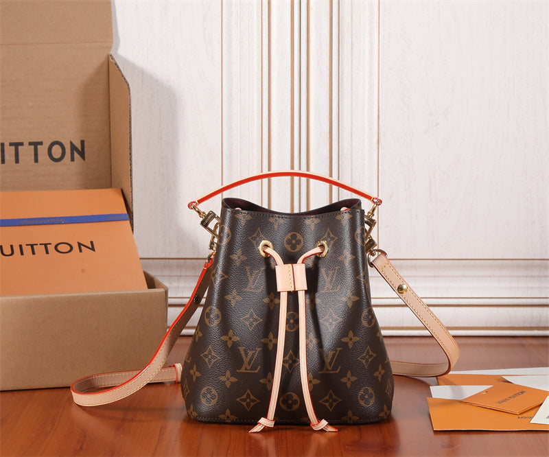  Sophisticated shoulder bag front view