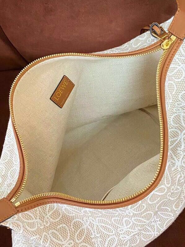 Ziva's Charm handbag – carry view (27cm*21cm*16.5cm)