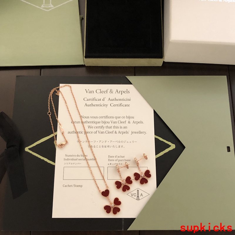 Side view of Van Cleef & Arpels unisex jewelry piece