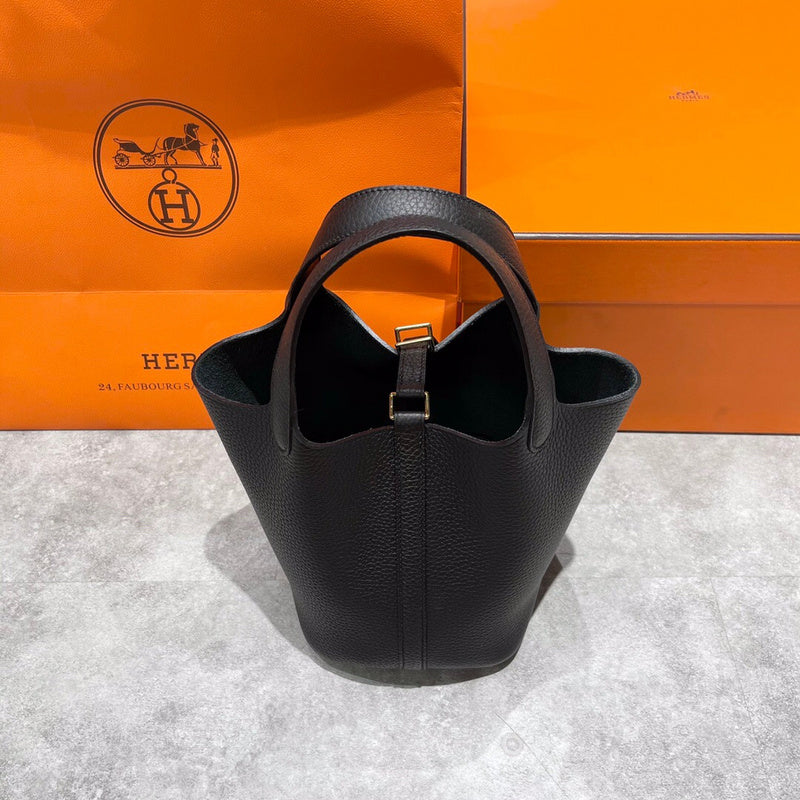 Streamlined handbag styled for everyday wear