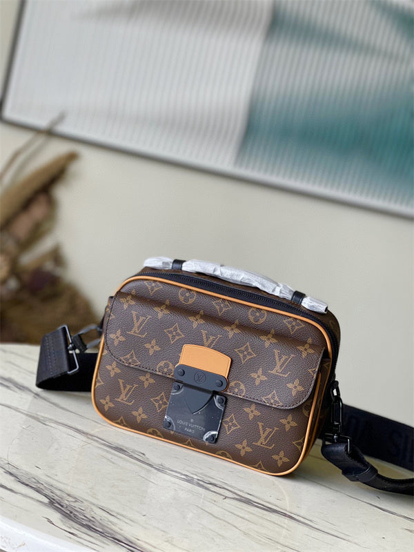  Essential handbag front view
