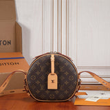 Effortless crossbody bag front view