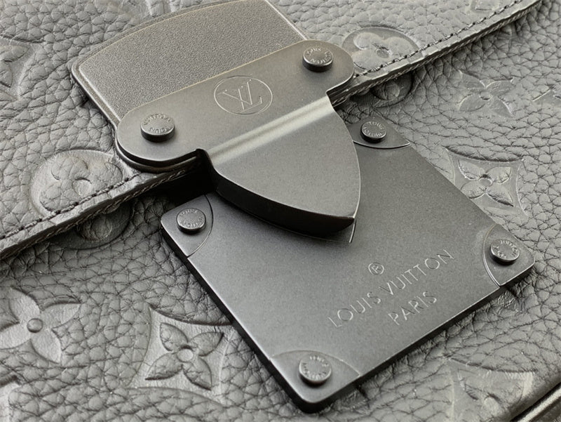  signature everyday bag detail view showing craftsmanship 32