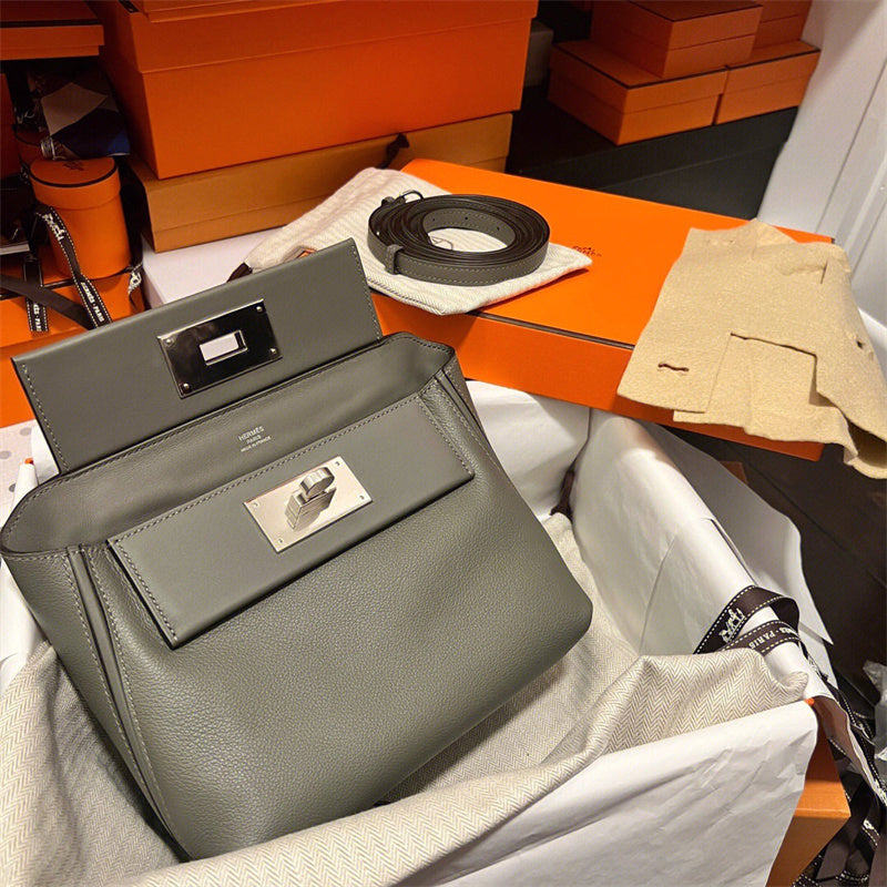  statement tote bag styled with outfit 12
