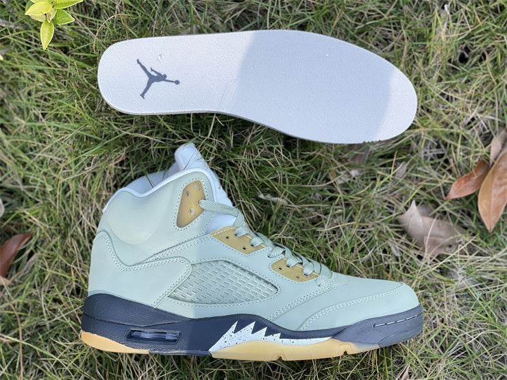 Nike Men's & Women's Luxury Low-Top Trainers — Style 249 angle view