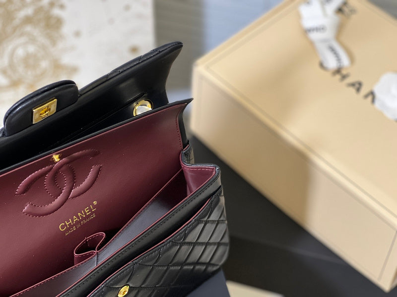 Zivas Charm Chic Craftsmanship Designer Handbag (Versatile Style Statement) – Close-Up Detail