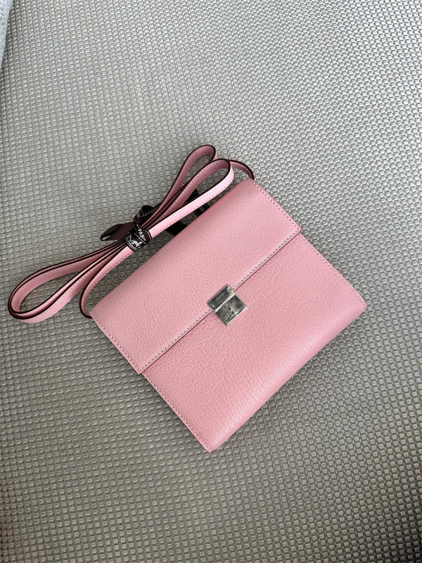  Tailored carryall bag carried on shoulder 10