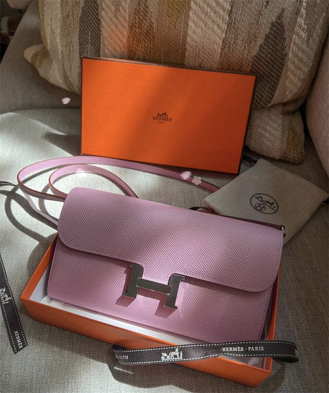 Crisp handbag styled for everyday wear