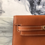  Streamlined carryall bag carried on shoulder